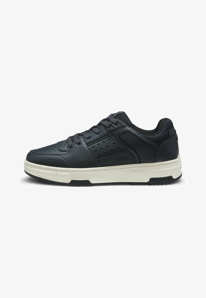 Sneaker nera in pelle con accenti in rete, design perforato, chiusura con lacci e suola bianca a contrasto. Costruzione leggera e duratura.
