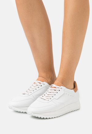 CHAMP - Sneakersy niskie - bianco/caramel
