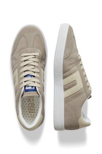 Beige Wildleder-Sneaker mit weißer Gummisohle, runder Zehenform, flachen Schnürsenkeln und subtilen cremefarbenen Akzenten an den Seiten. Innenausstattung mit gepunktetem Muster.