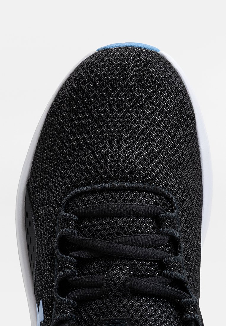 Zapatilla deportiva de malla negra con un acabado texturizado, que cuenta con cordones negros, una suela blanca y un pequeño acento azul claro cerca de la parte superior.