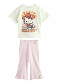 Biała bawełniana koszulka z kolorowym wzorem Hello Kitty; różowe, prą�żkowane legginsy z szerokim dołem i etykietą logo na dole.