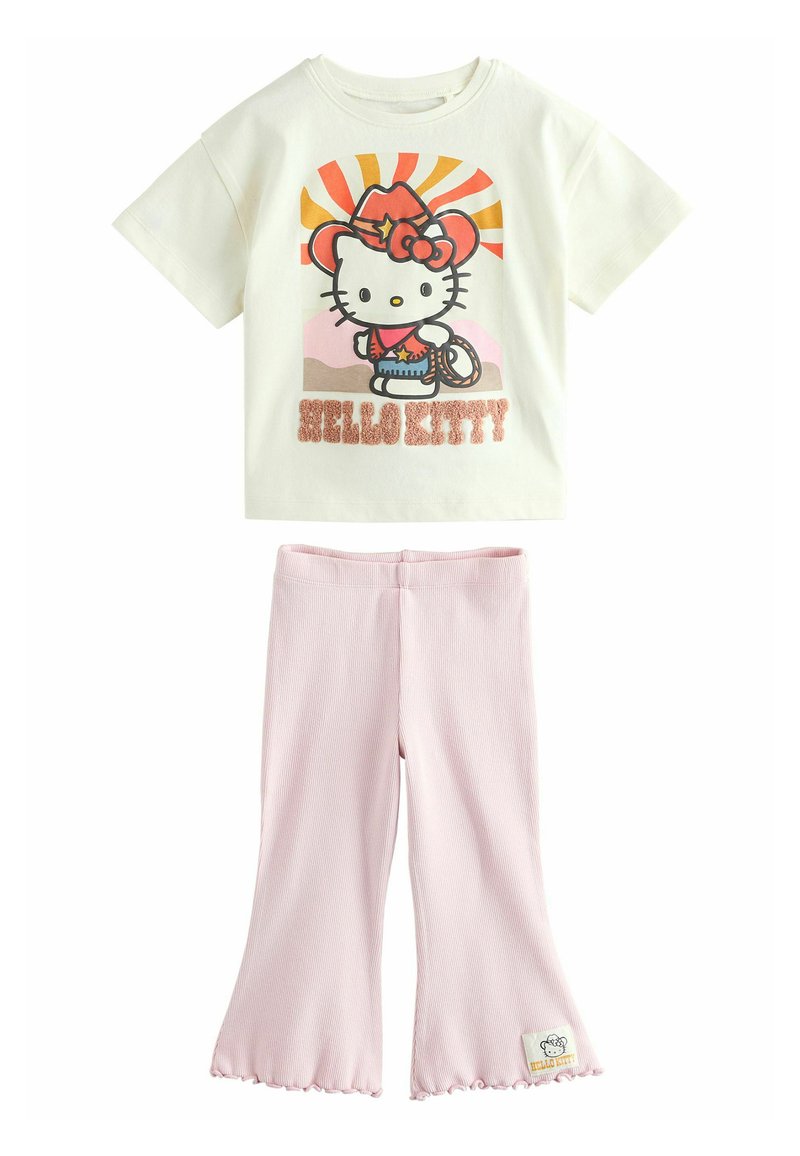 Biała bawełniana koszulka z kolorowym wzorem Hello Kitty; różowe, prążkowane legginsy z szerokim dołem i etykietą logo na dole.