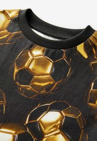 Next ALL OVER SHORT SLEEVE STANDARD - Apdrukāts T-krekls - black gold football