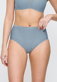 Hoge taille, lichtblauwe onderbroek van gladde stof met een naadloos ontwerp, voorzien van een eenvoudige tailleband en zonder zichtbare patronen.