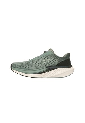 Zapatilla deportiva de running verde claro y negra con parte superior de malla transpirable y suela blanca gruesa y acolchada sobre un fondo blanco.