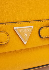 Guess XBODY  - Borsa a tracolla - marigold