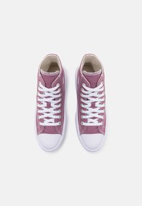 Rosa Leinenschuhe im High-Top-Stil mit weißen Schnürsenkeln, Gummikappen an der Zehe und kontrastierenden Nähten. Entworfen mit einer glatten Textur und einfacher Silhouette.