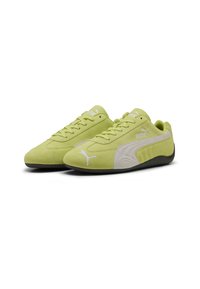 Zapatillas de ante verde con acentos de ante blanco, diseño con cordones, puntera redondeada y suela de goma negra texturizada; logo de Puma en el lateral y la lengua.