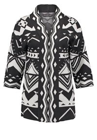 Schwarz-weiß gemusterter Cardi mit V-Ausschnitt, dreiviertel Ärmeln und geometrischen Designs. Aus einem strukturierten Strickstoff gefertigt.