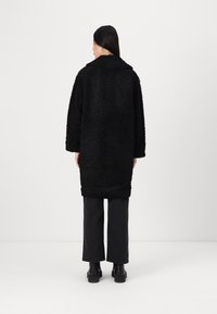 ONLY ONLCATALINA SHAGGY COAT - Vinterkåpe / -frakk - black