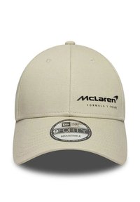 Beżowa regulowana czapka baseballowa z wyszywanym logo zespołu Formuły 1 McLaren z przodu oraz naklejką New Era 9FORTY na daszku.