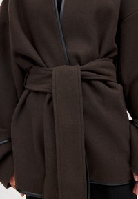 NA-KD CONTRAST BINDING - Kratek plašč - brown