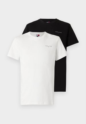 Kaks ümarate kaelustega T-särki, üks valge ja teine must, kummalgi vasakul rinnal väike "Tommy Jeans" logo.