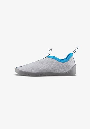 Grå stof slip-on sko med en tekstureret overdel, blå kravekant og en fleksibel grå gummisåle med et mønster.
