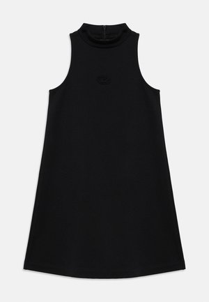 Czarna sukienka bez rękawów z wysokim kołnierzem, wykonana z gładkiej tkaniny; posiada zamek z tyłu oraz wypukłe logo na piersi.