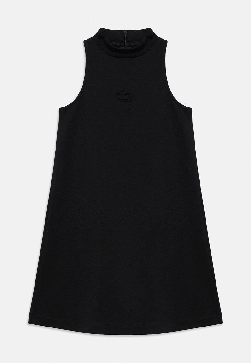 Črna obleka brez rokavov z visokim ovratnikom, izdelana iz gladkega blaga; ima zadrgo na hrbtni strani in reliefni logotip na prsih.