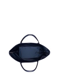 Granatowa torba na ramię z dwoma uchwytami. Gładka tekstura zewnętrzna, otwarty fason i przestronne wnętrze z kieszenią na zamek.