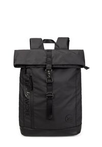 Zaino in nylon nero con chiusura arrotolata, spallacci regolabili e base in cuoio nero texturizzato. Presenta una cerniera laterale e dettagli con logo.