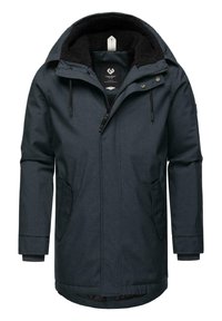 Veste d'extérieur bleu foncé avec une capuche doublée en fourrure, fermeture à zip, deux poches sur les côtés et cordons de serrage ajustables. Présente un tissu texturé.