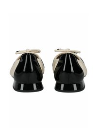 Lackleder-Ballerinas mit kontrastierendem schwarzen Absatz und Schleifendetail, in einem zweifarbigen Design in Creme und Schwarz. Glatte Textur.