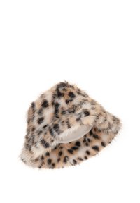 Kapelusz typu bucket z nadrukiem na futrze w panterkę, z szerokim rondem i miękką teksturą, z czarnymi plamami na beżowym tle.