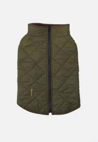 Colete acolchoado verde-azeitona com gola alta e fecho preto. Apresenta um padrão de diamante, acabamento castanho na barra e logótipo amarelo.