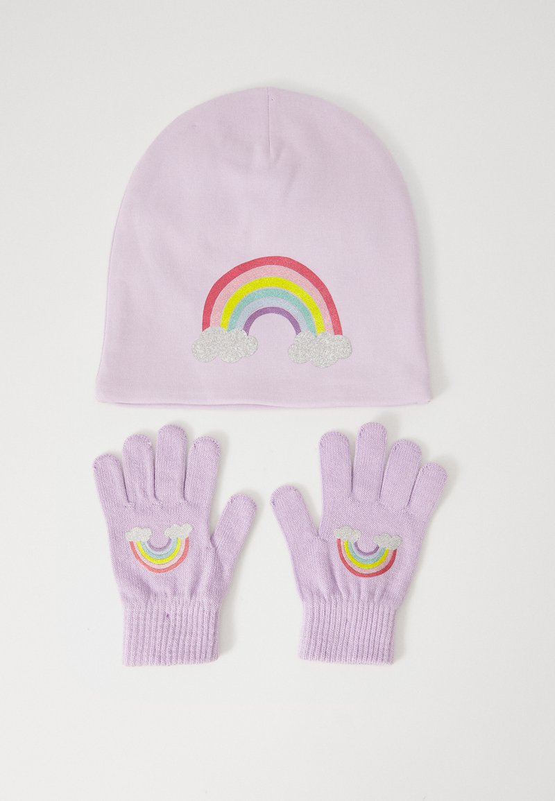 Écharpe et gants en tricot violet clair avec des motifs colorés de arc-en-ciel et de nuages blancs sur un fond blanc.