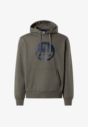 Sweat à capuche vert olive en tissu doux, avec une poche kangourou et un logo circulaire affichant "N" et "S" pour North Sails à l'avant.