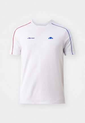 Witte t-shirt met korte mouwen, gemaakt van gestructureerde stof, met rode en blauwe schouderstrepen en een blauw logo op de borst.