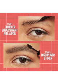 Application d'outil d'amélioration des sourcils ; des coups de pinceau fins remplissent les sourcils, suivis d'un goupillon pour les coiffer. Gros plan de l'œil d'un mannequin contre une grille rouge.