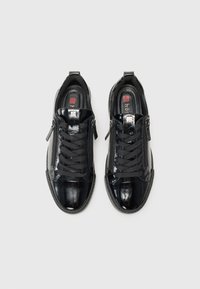 Sneaker in pelle verniciata nera con chiusura a lacci e zip, caratterizzate da una finitura lucida, dettagli testurizzati e suole in gomma a contrasto.