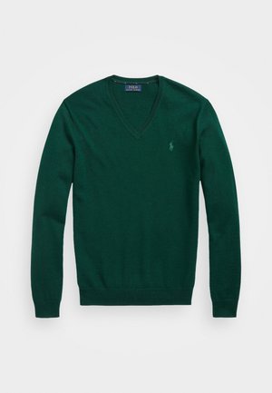 Pull en maille vert foncé à col en V et manches longues, avec poignets et ourlet côtelés, doté d'un petit logo brodé sur la poitrine gauche.