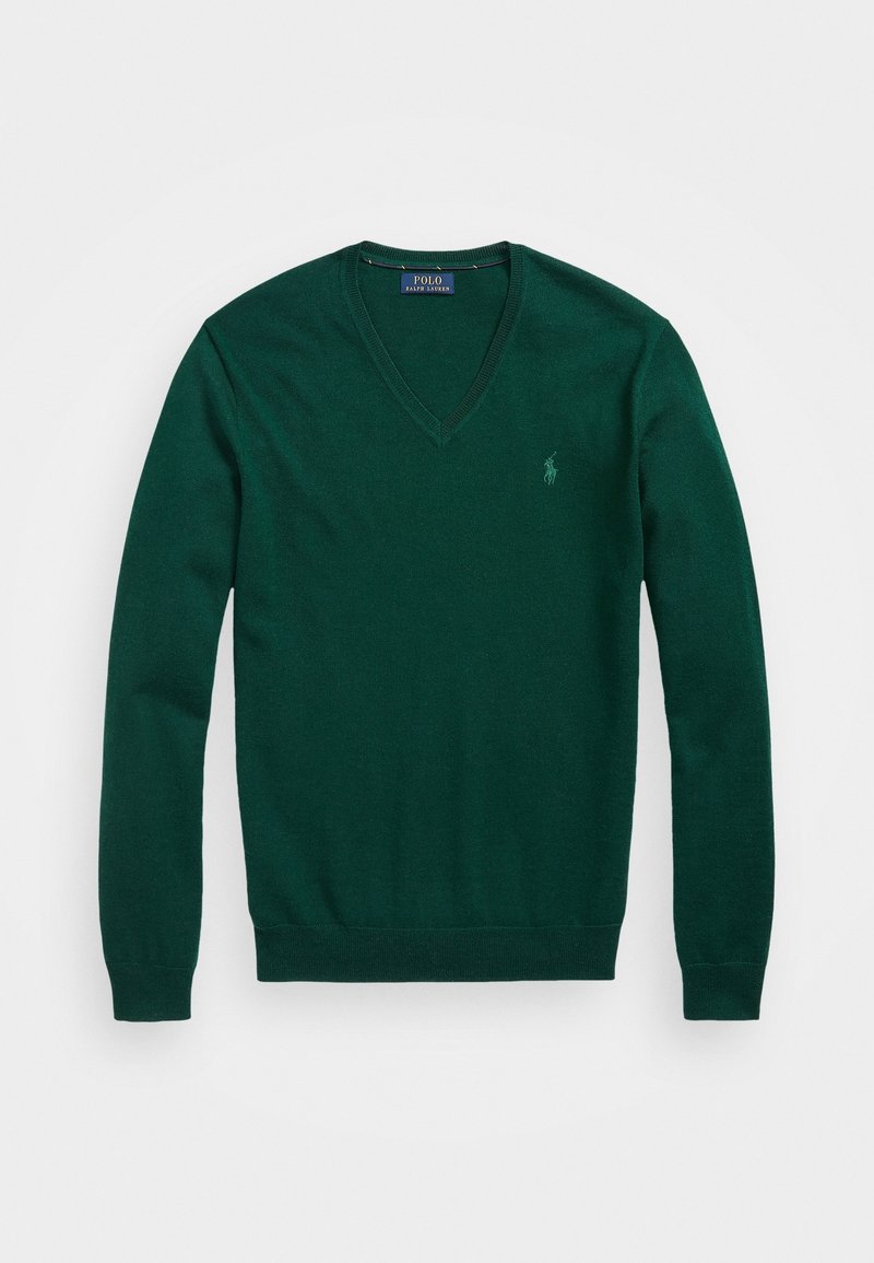 Pull en maille vert foncé à col en V et manches longues, avec poignets et ourlet côtelés, doté d'un petit logo brodé sur la poitrine gauche.