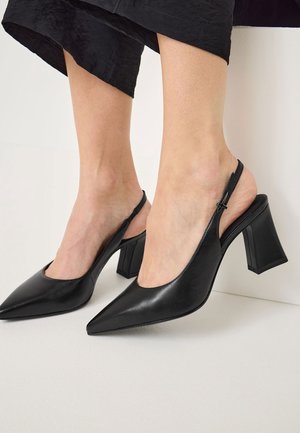 Czarne skórzane buty na obcasie typu slingback z ostrymi czubkami, szerokimi obcasami i wycięciami po bokach. Gładka faktura i minimalistyczny design.