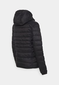 Svart puffjacka med huva, med kviltade horisontella linjer, elastiska ärmslut och en slät, glänsande yta. Bakifrån visad.