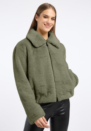 Olijfgroene nep bontjas met een hoge kraag, ritsluiting en brede mouwen. Gelaagd, zacht materiaal met een cropped pasvorm.