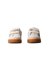 Paire de baskets blanches pour enfants avec semelles beiges et deux sangles Velcro réglables, présentées de face sur fond blanc.