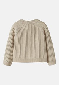 Pull en tricot couleur crème avec une texture côtelée, un col rond et des manches raglan. L'ourlet et les poignets sont également côtelés.