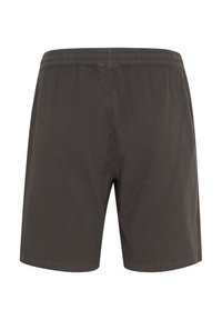 Shorts gris foncé avec taille élastique, en tissu doux, présentant une coupe décontractée et sans poches ni motifs visibles.
