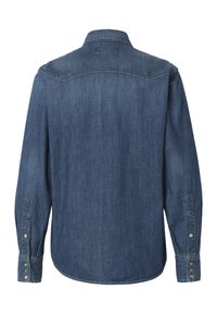 Chemise en denim bleu à manches longues vue de dos avec un empiècement et des poignets boutonnés sur fond blanc uni.