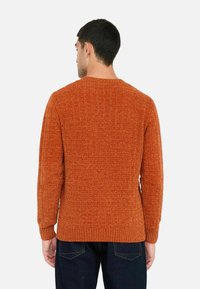 Rustfarbenes Sweatshirt aus strukturiertem Strickstoff mit Rundhalsausschnitt und gerippten Bündchen, von hinten präsentiert.