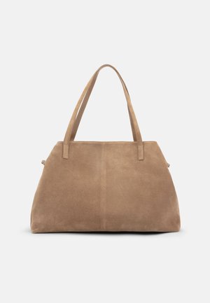 Μεγάλη τσάντα ώμου από ταμπά σουέντ με διπλούς ιμάντες ώμου και απλό, χωρίς διακόσμηση σχέδιο πάνω σε ανοιχτό φόντο.
