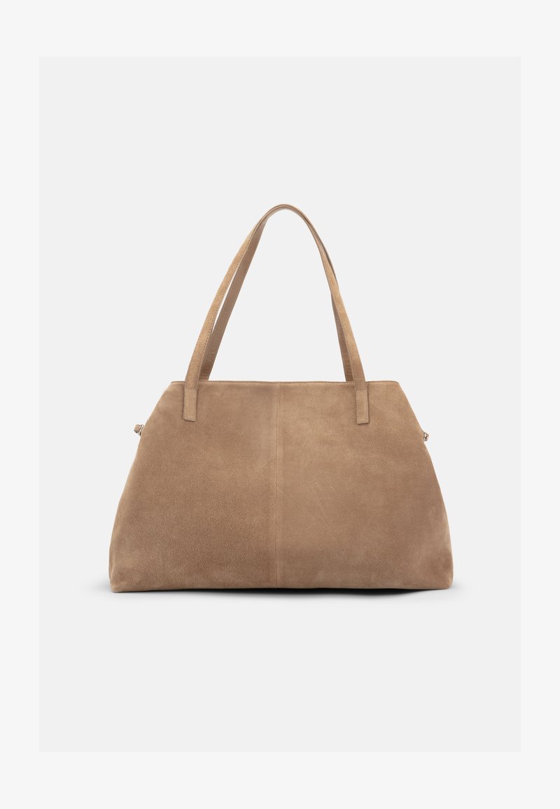 Μεγάλη τσάντα ώμου από ταμπά σουέντ με διπλούς ιμάντες ώμου και απλό, χωρίς διακόσμηση σχέδιο πάνω σε ανοιχτό φόντο.