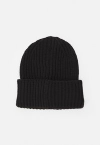 Berretto in maglia nera con una trama a coste e orlo ripiegato. Realizzato in materiale spesso, ha una forma classica e arrotondata.