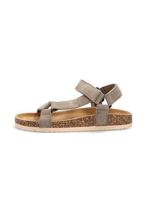 Sandalia masculina taupe de ante con puntera abierta, tiras ajustables y suela de corcho sobre fondo blanco.