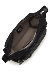 Schwarze Kipling-Tasche aus strukturiertem Material, mit einem Reißverschluss und beigem Innenfutter sowie einem Logo-Label. Zwei Fächer sind sichtbar.