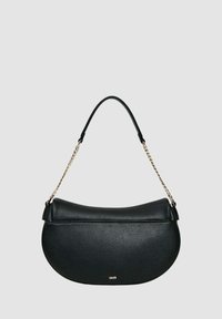 Borsa a mano in pelle nera con una forma curva a mezzaluna, dotata di tracolla a catena e una texture liscia. Mostrata su uno sfondo neutro.