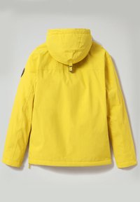 Gul vandtæt jakke med hætte, der har en glat tekstur, elastiske manchetter og en justerbar strop på ryggen. Ingen synlige hardware detaljer.