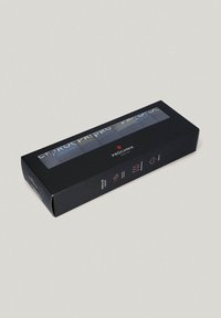 Czarny prostokątny pojemnik z przezroczym wiekiem, w środku zawierający niebieską i szaro-skalową tkaninę. Napisy po bokach obejmują nazwę marki oraz szczegóły produktu.