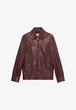 Veste en cuir bordeaux avec un col, fermeture zippée et deux poches avant ; elle présente une texture lisse et des manches ajustées.